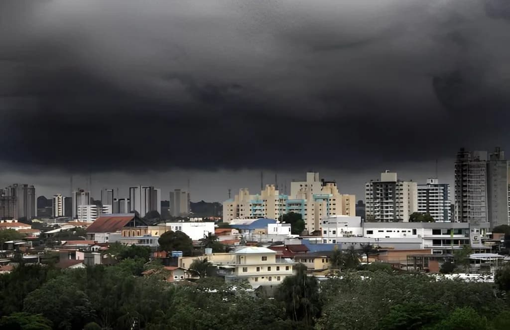 CHUVAS FORTES: Inmet emite alerta de temporais para estados brasileiros; Veja quais