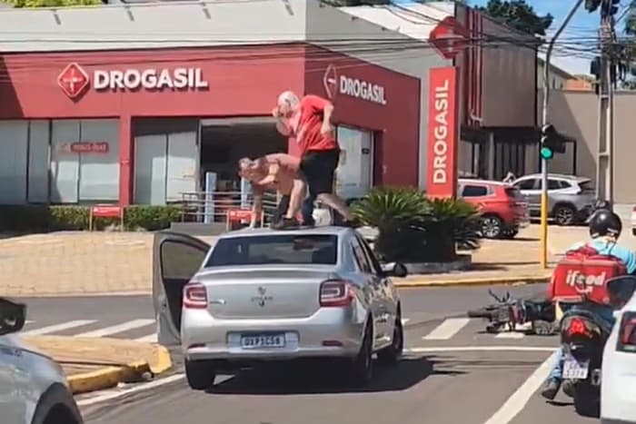 BRIGA DE TRÂNSITO: Motociclista sobe em capô de carro e agride motorista; veja o vídeo