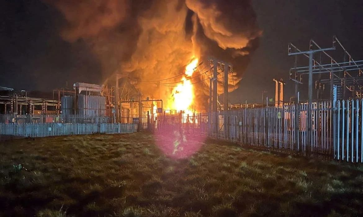 VÍDEO: Incêndio atinge aeroporto de Londres e causa caos na aviação local