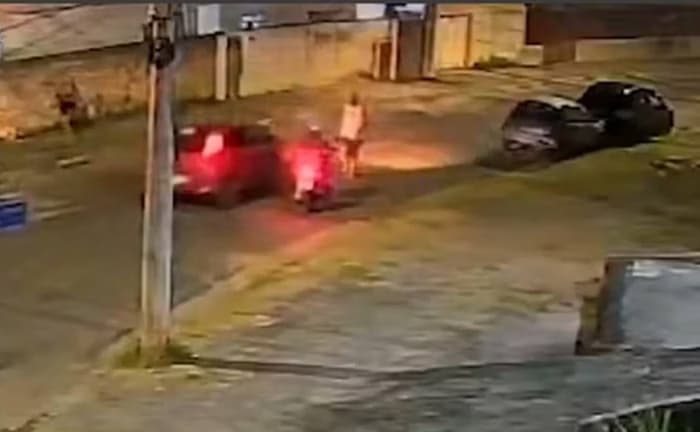 VÍDEO: Motorista atropela homem que agredia ex-mulher em rua em Belo Horizonte