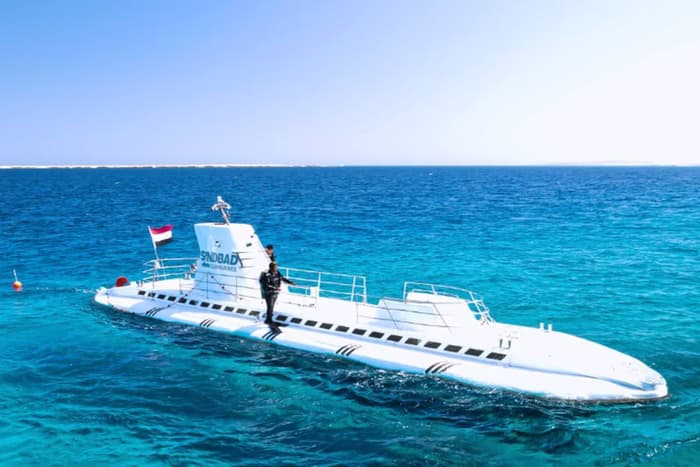 VÍDEO: Naufrágio de submarino deixa 6 mortos e 9 feridos no Mar Vermelho; 45 pessoas estavam abordo