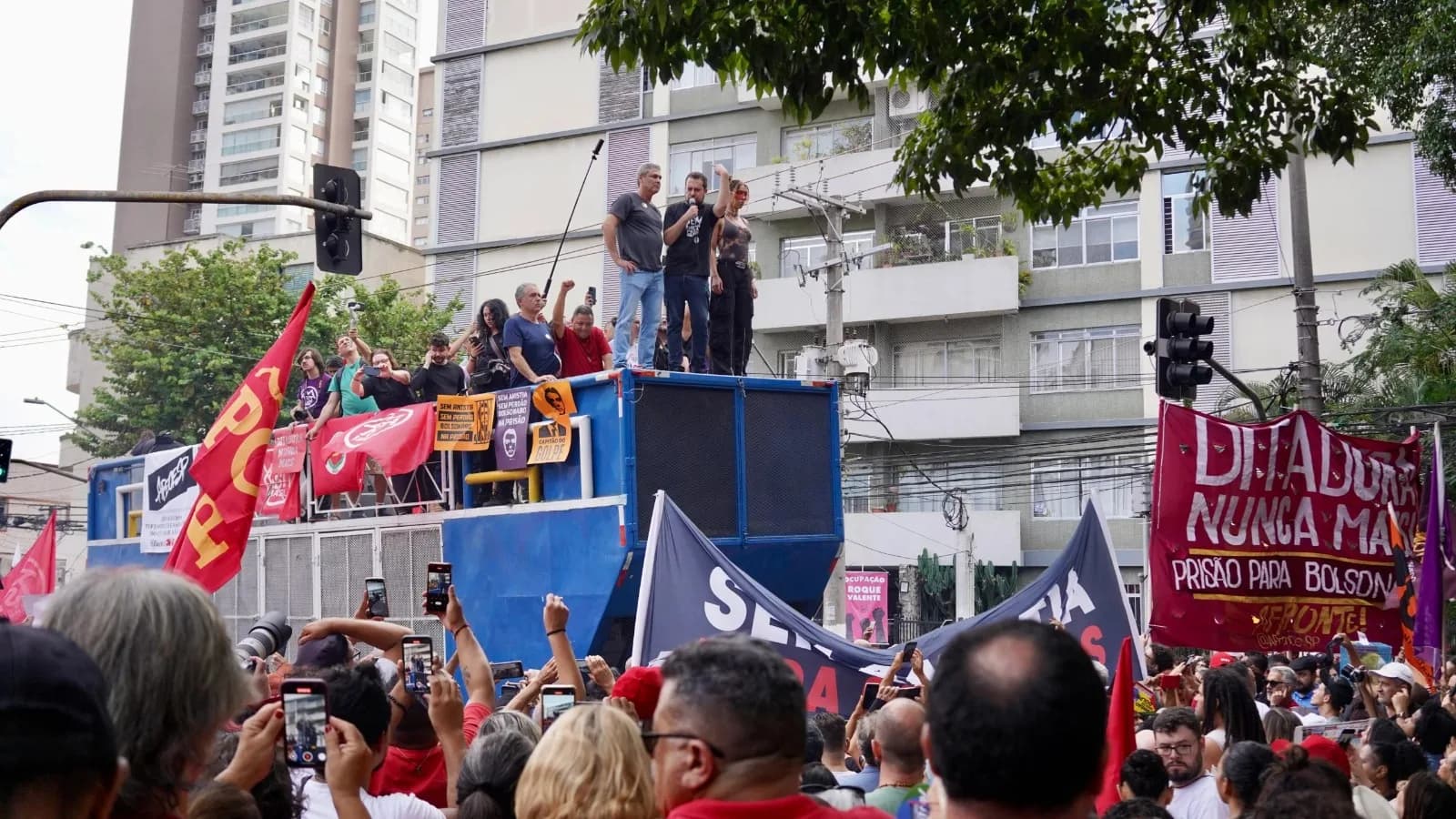 Manifestantes satirizam Bolsonaro e Trump em ato contra anistia e oposição faz piada