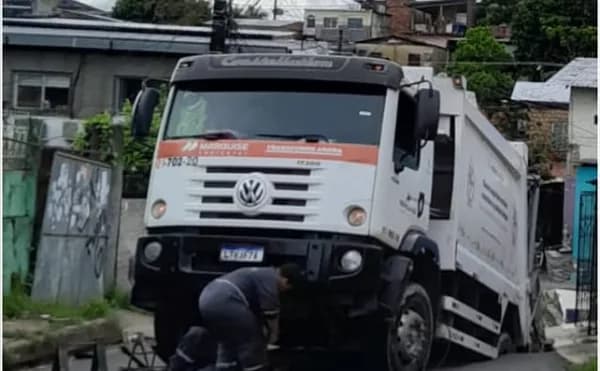 Caminhão do lixo é ‘engolido’ por cratera em Manaus