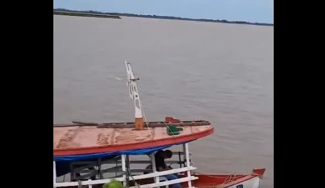 DESESPERO: Comandante “apaga” e barco bate em barranco, às margens de rio no Amazonas