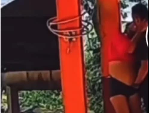 CENA INUSITADA: Homem desiste de sexo após dar “cheirada” em mulher