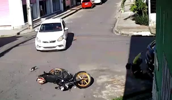 EXCLUSIVO: Motociclista é arremessado e bate cabeça após ser atingido por carro em Manaus
