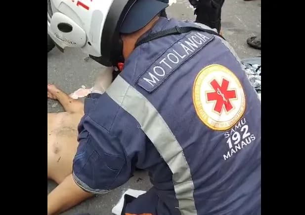 CENAS FORTES: Motociclista agoniza após ser atingido por carro que avançou sinal em Manaus