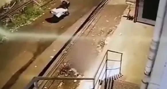VÍDEO: Filho é condenado a 27 anos por matar e carregar o corpo da própria mãe em carrinho de mão em Manaus