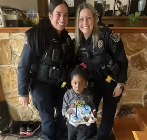 Menino de 4 anos liga para a polícia e pede que mãe seja presa por ‘roubo de sorvete’