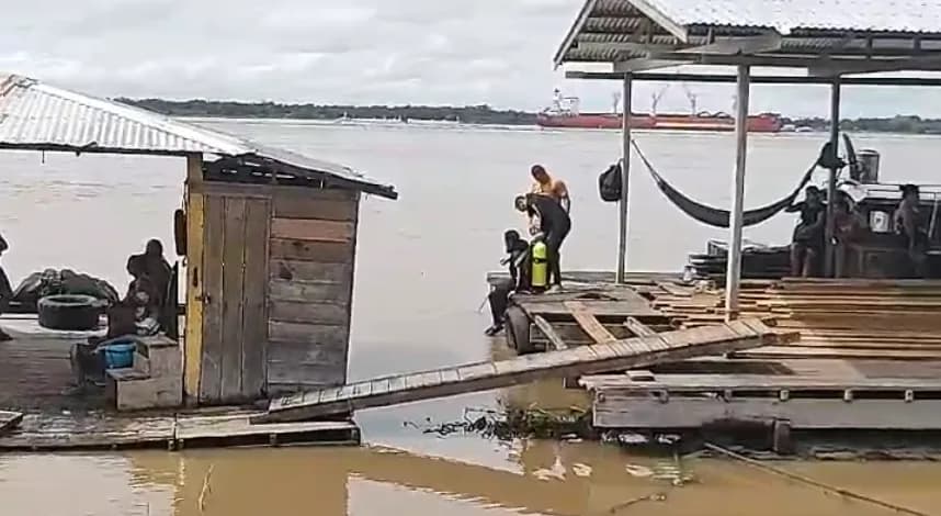 VÍDEO: Jovem cai em rio e desaparece enquanto comemorava despedida de amigo em Itacoatiara