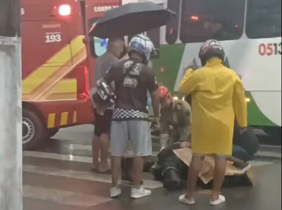 VÍDEO: Motociclista fica ferido ao bater em carro durante chuva em Manaus
