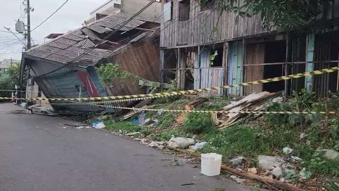 VÍDEO: Moradores ficam em pânico após casa abandonada desabar em Manaus