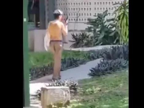 Jovem causa terror ao andar armado na Ufam