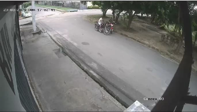VÍDEO: Criminosos roubam moto em frente à praça em Manaus