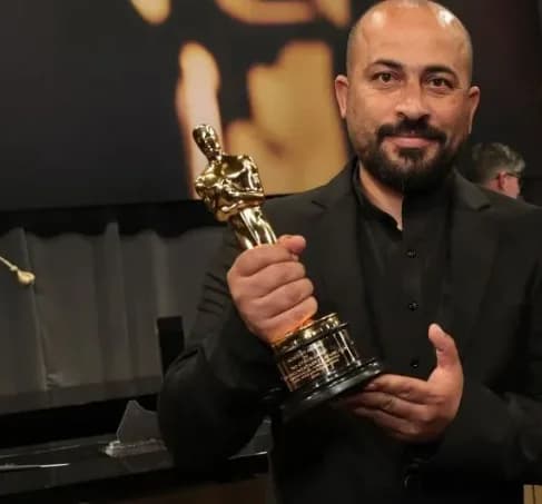 Diretor palestino de “No Other Land” é espancado por colonos israelenses e levado por militares