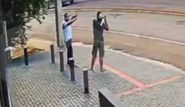 VÍDEO: Homem é espancado até a morte em rua no Paraná