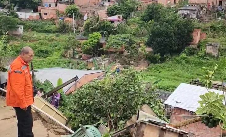 VÍDEOS: Deslizamento de terra derruba muro e atinge casa no Nova Vitória