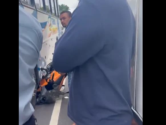 VÍDEO: Motociclista escapa da morte após ficar ‘imprensado’ entre 2 ônibus em Manaus