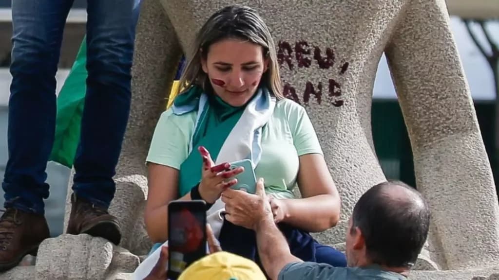 Moraes autoriza regime semiaberto para Débora do Batom