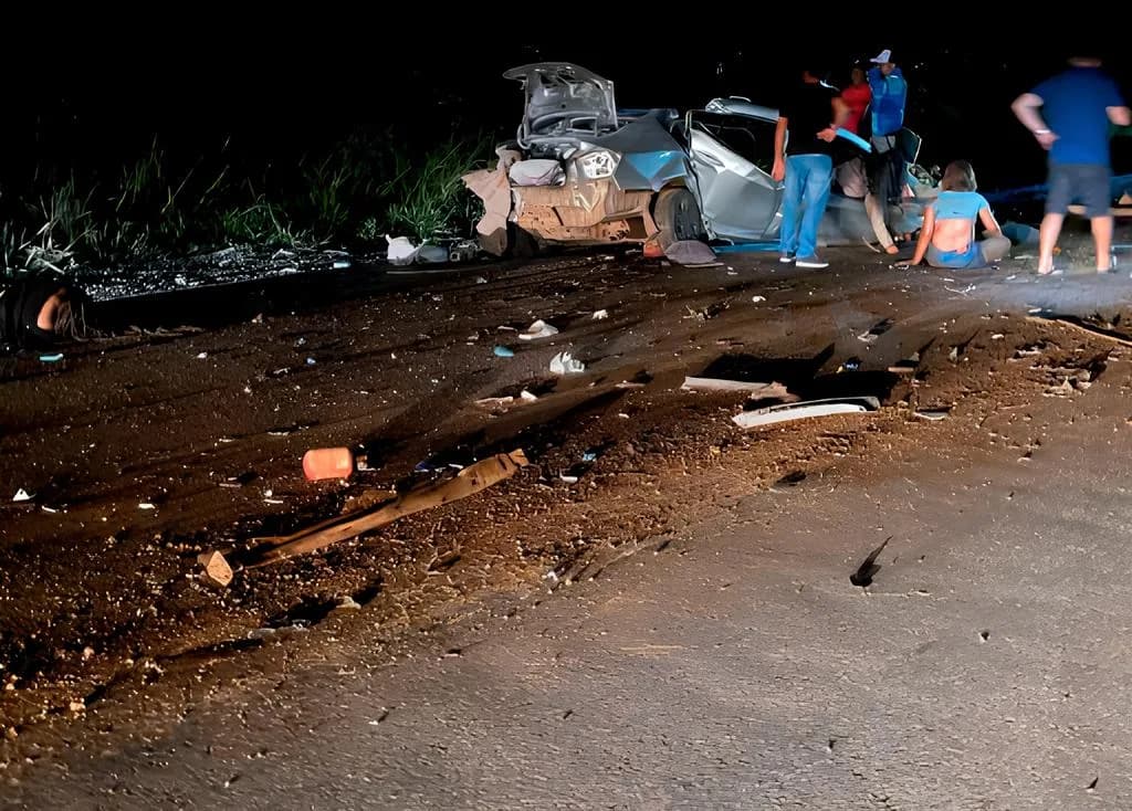 Acidente entre carro e caminhonete deixa 4 mortos na BR-319