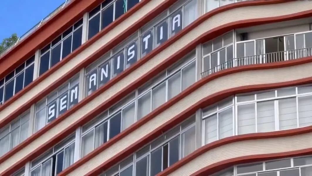 Janela com faixa “sem anistia” viraliza durante ato de Bolsonaro em Copacabana