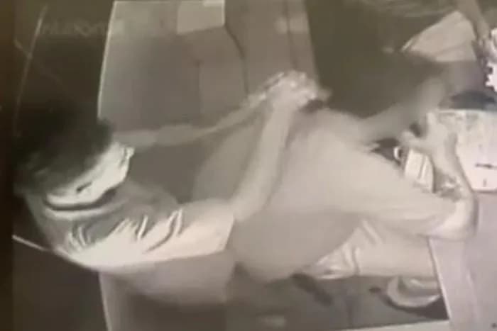BRUTAL: Recepcionista de hotel é esfaqueado pelas costas por colega de trabalho