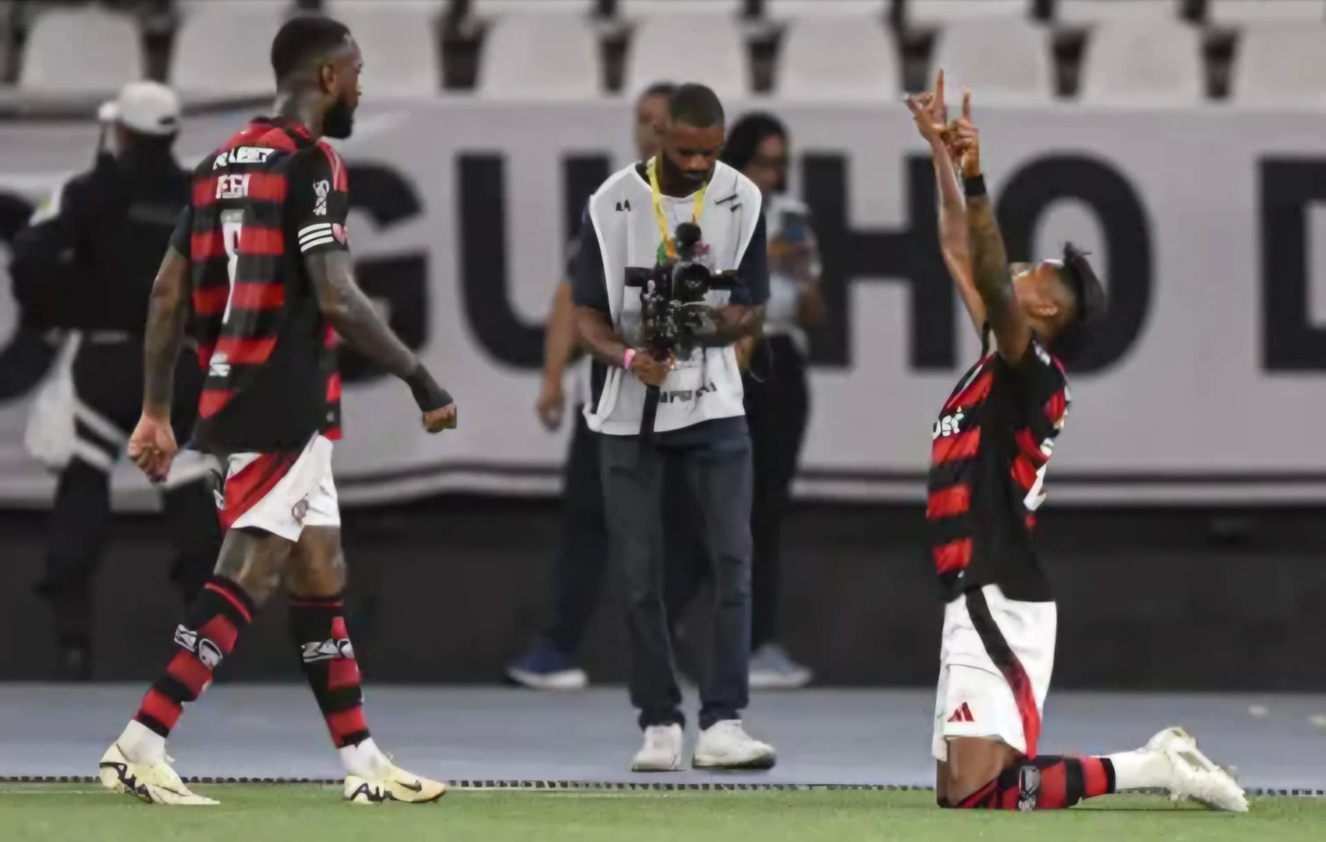 Com golaço, Flamengo vence Vasco e aumenta vantagem na semifinal do Carioca