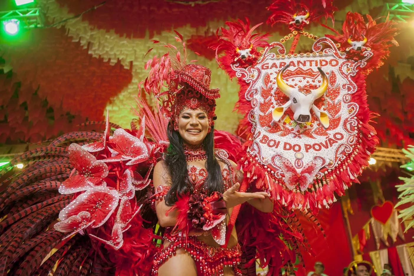 Lívia Cristina faz 1ª apresentação como rainha do Folclore do Boi Garantido; veja