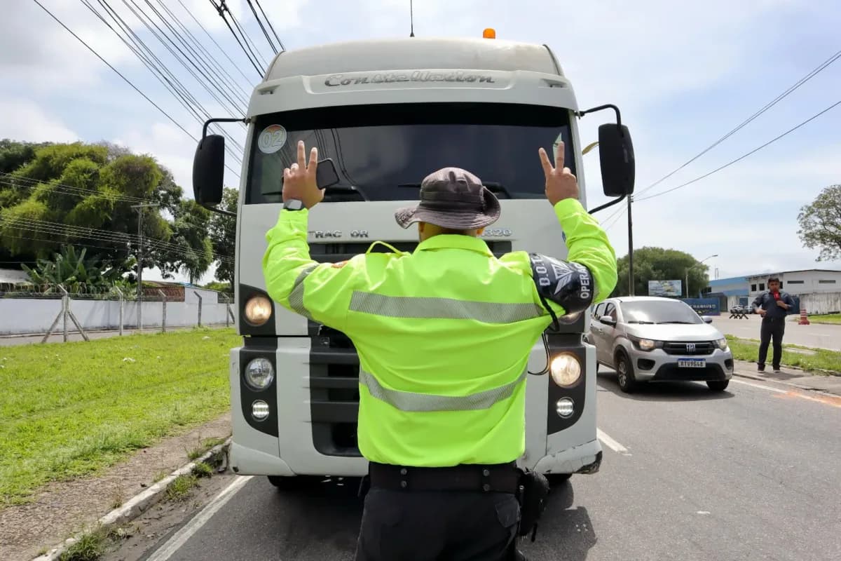Carga Pesada: Mais de 50 motoristas são autuados durante fiscalização de carretas em Manaus