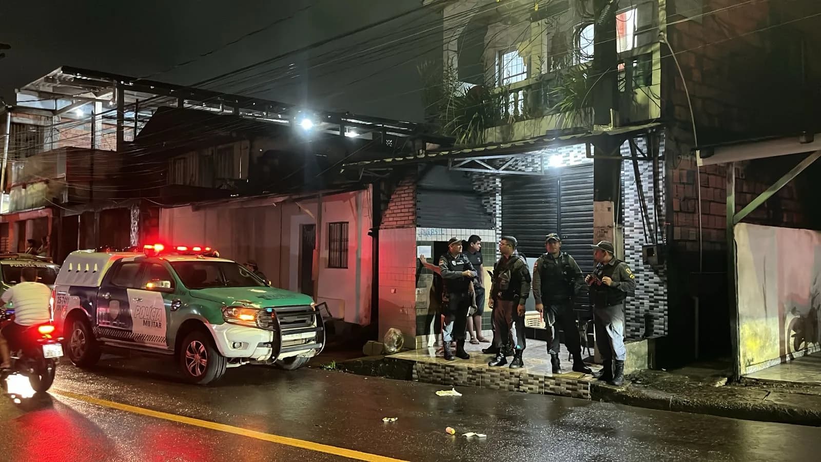 IMAGENS FORTES: Homem é morto a tiros enquanto trabalhava em churrascaria na Compensa