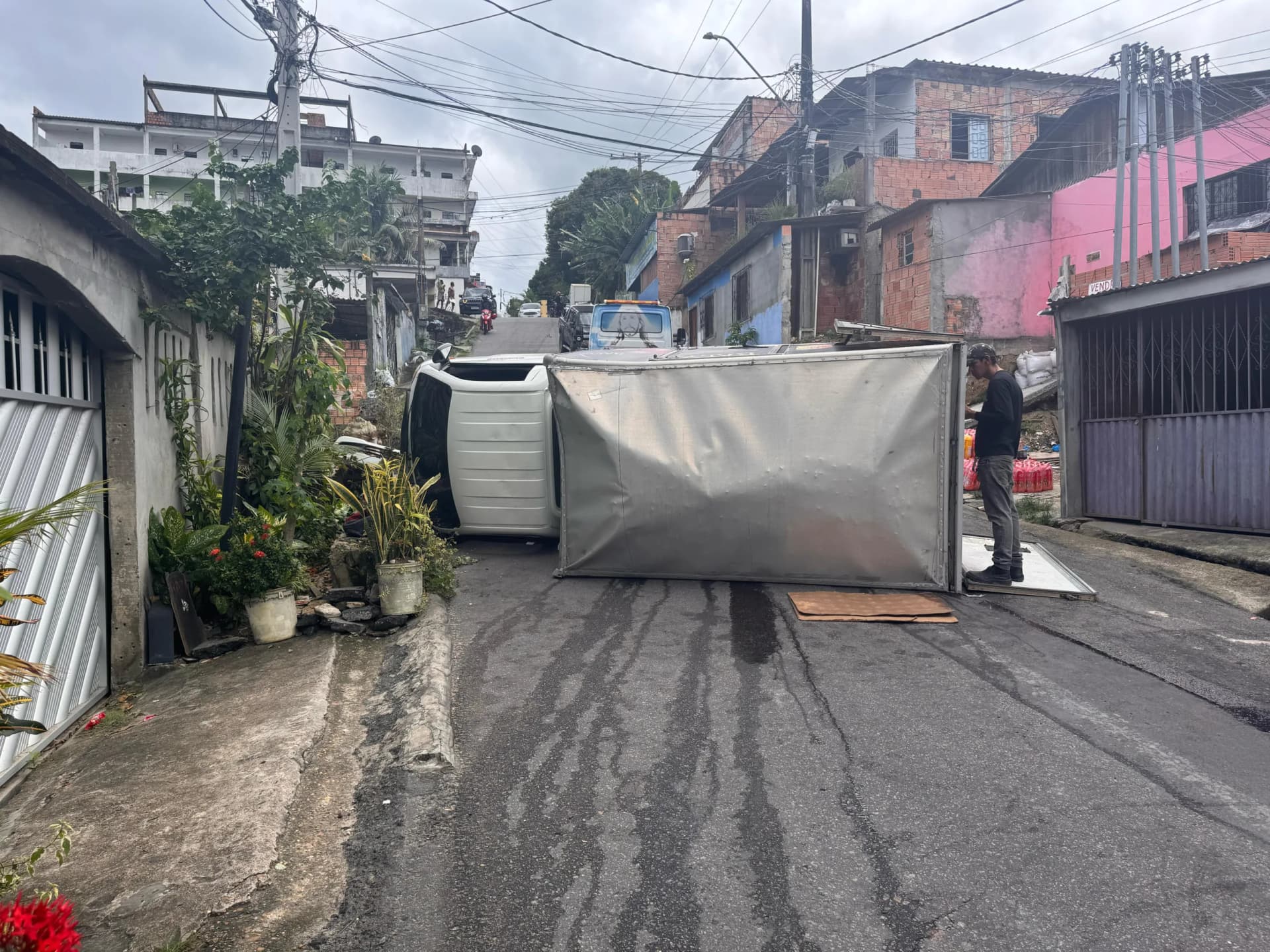 Caminhão vira em ladeira e motociclista escapa por pouco na zona Sul de Manaus; vídeo