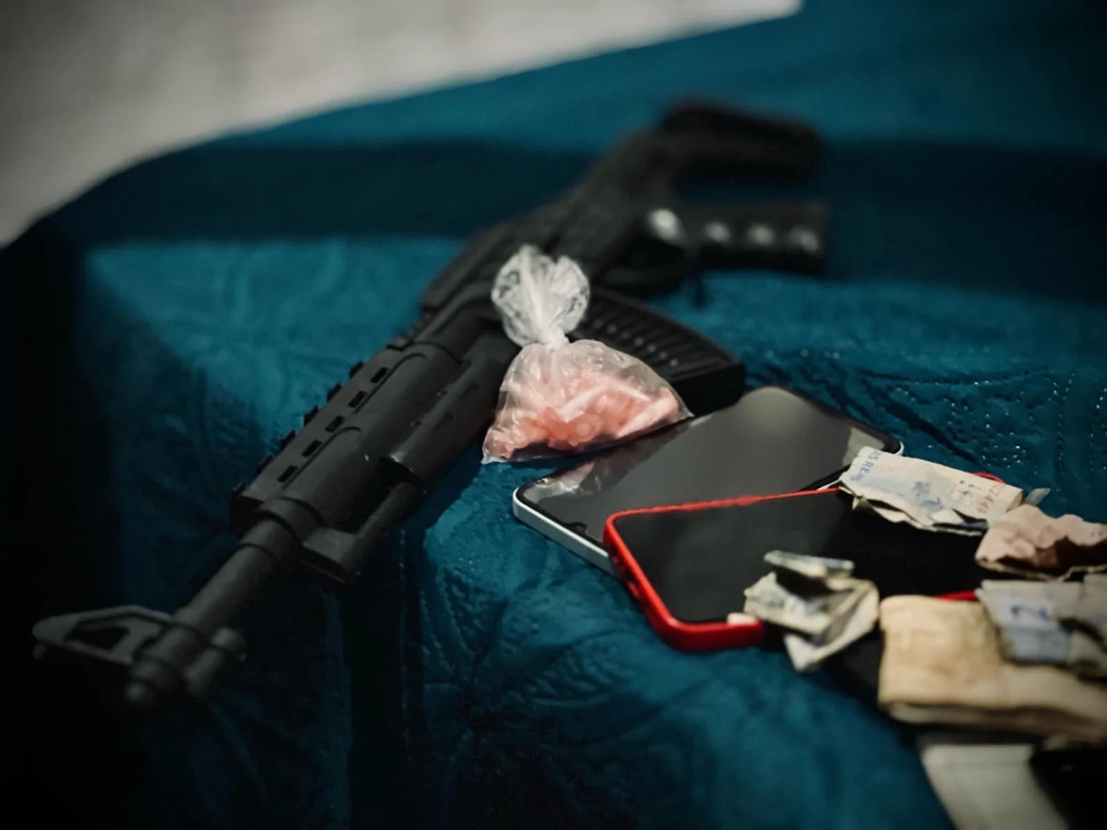 VÍDEO: Polícia prende trio e apreende drogas, arma de fogo e R$ 26 mil do tráfico em Maraã