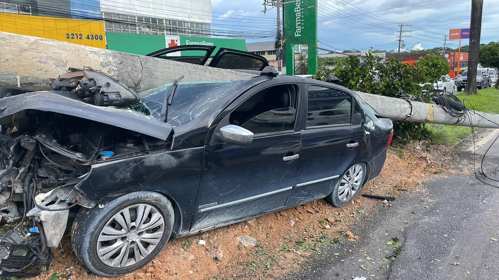 Acidente na Torquato Tapajós: poste cai sobre carro e motorista foge