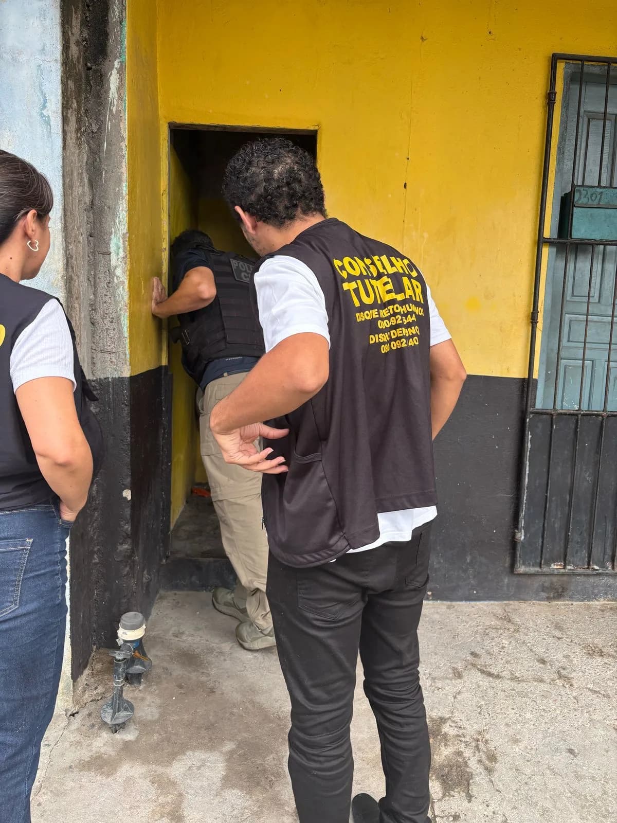 Adolescente de 14 anos é estuprada por idoso e encontrada em “posição fetal” trancada em banheiro, em Manaus