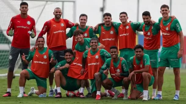 Palmeiras treina com os convocados e recebe Ríos antes da final