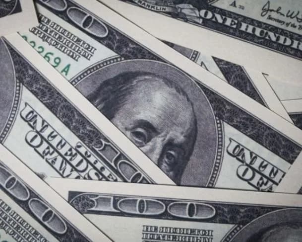 Novo tarifaço de Trump faz dólar operar em baixa nesta quarta-feira