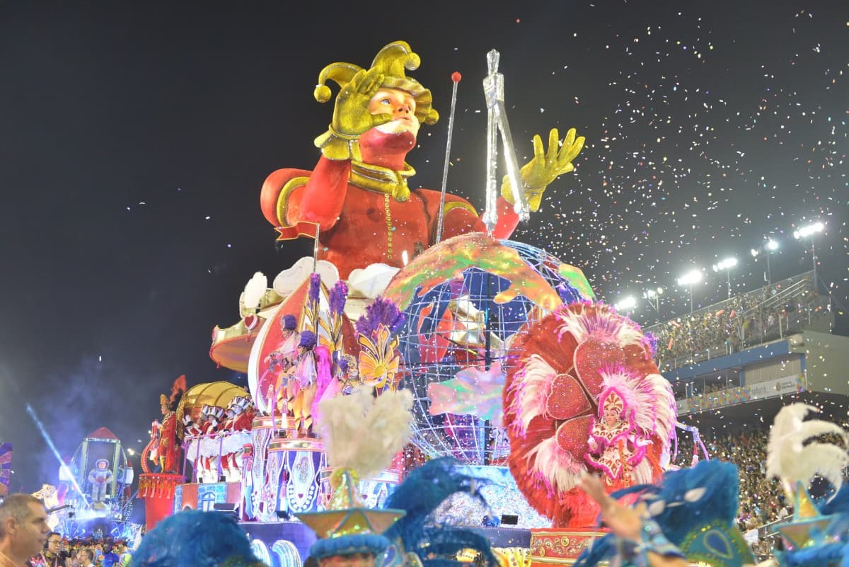 Carnaval: emoção e grito por justiça marcam 1ª noite de desfiles em SP
