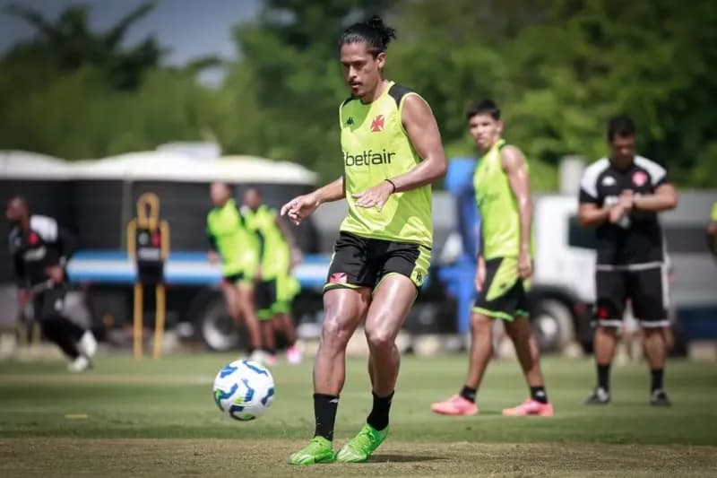 Vasco: Maurício Lemos ganha destaque nos treinamentos
