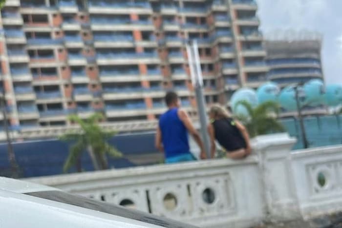 VÍDEO: Mulher é flagrada fazendo cocô em orla de praia, no litoral de São Paulo