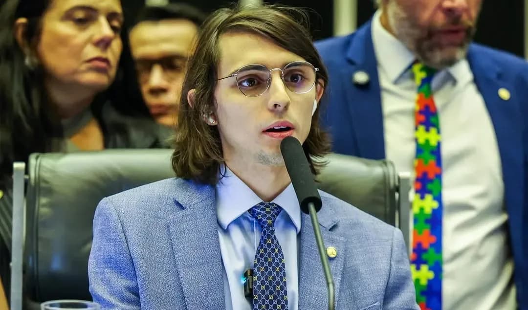Amom Mandel se torna o 1° deputado autista a presidir sessão solene no Congresso