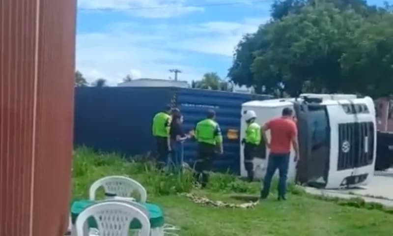 VÍDEO: Carreta tomba na Bola da Gillete, em Manaus