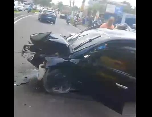 VÍDEO: Acidente envolvendo carro e caminhão deixa trânsito lento em avenida de Manaus