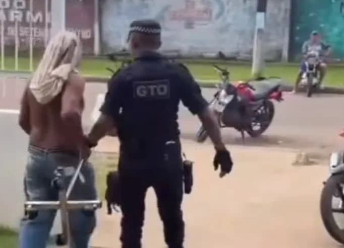 VÍDEO: Paciente surta e tenta fugir de hospital com ‘soro na veia’, no Amazonas