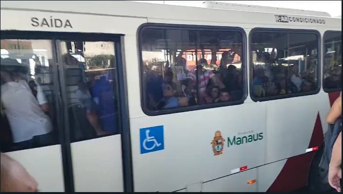 VÍDEO: Greve causa tumulto em terminal de ônibus em Manaus
