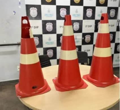 Brincadeira sem graça: dupla é presa após roubar cones da Corrida Tiradentes em Manaus