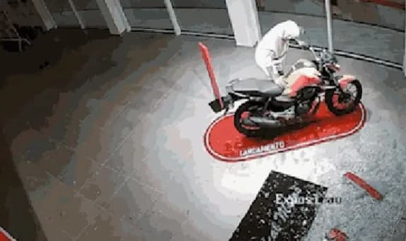 VÍDEO: Adolescentes são apreendidos após furtarem motos de loja recém-inaugurada na Bahia