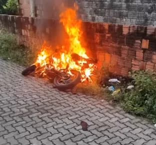 IMAGENS FORTES: Motociclista é morto a tiros e corpo é carbonizado em Fortaleza
