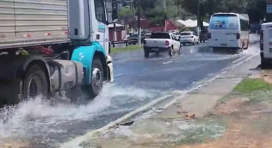 VÍDEOS: Tubulação rompe na Alameda Cosme Ferreira e prejudica fornecimento de água