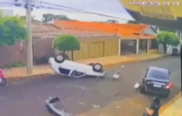 VÍDEO: Carro desgovernado capota com criança em SP