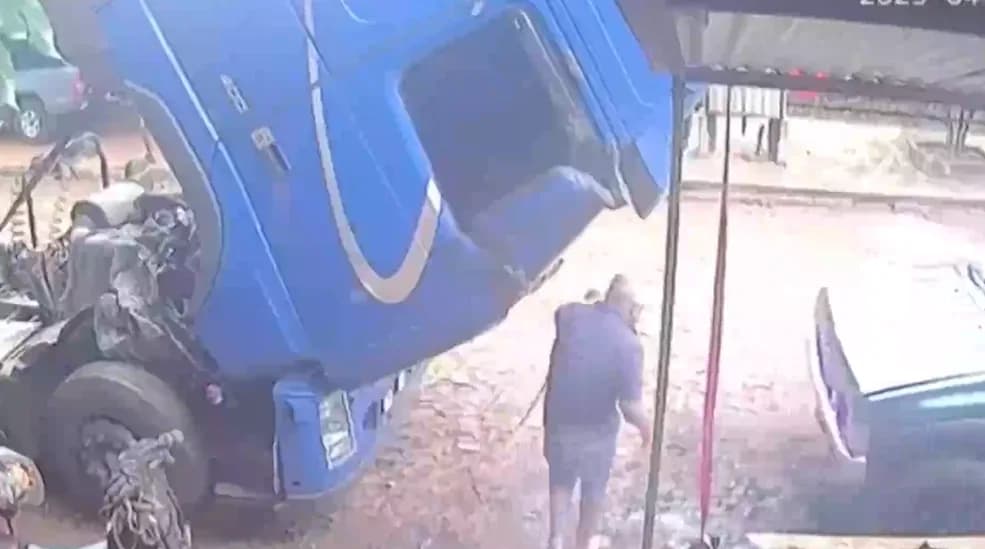 VÍDEO: Cabine de caminhão despenca e atinge idoso